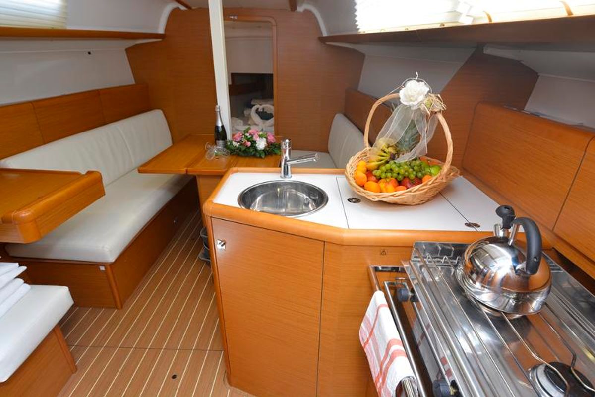 Cabin on Hasta Siempre, a Jeanneau Sun Odyssey 33i sailboat at Dubrovnik, Croatia