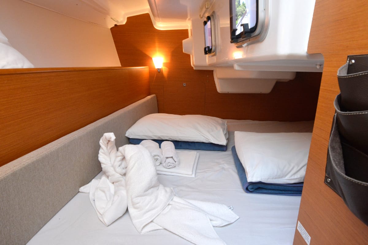 Cabin on Hasta Siempre, a Jeanneau Sun Odyssey 33i sailboat at Dubrovnik, Croatia