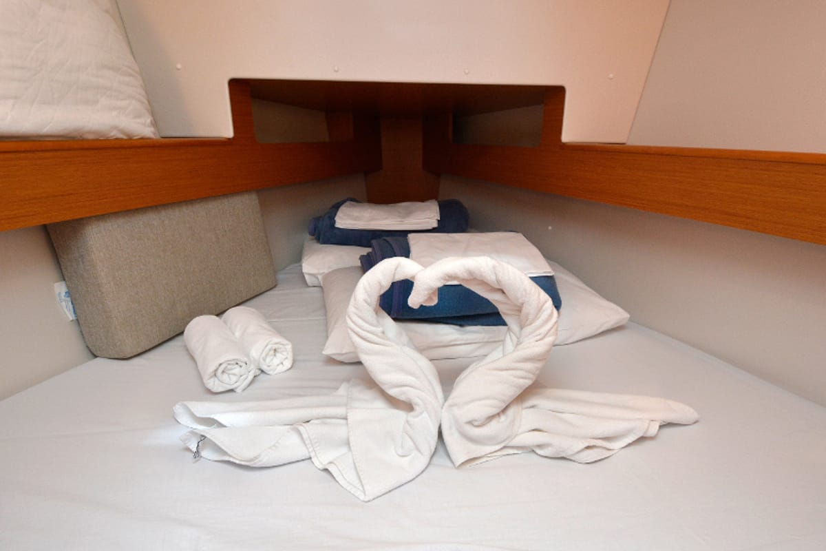 Cabin on Hasta Siempre, a Jeanneau Sun Odyssey 33i sailboat at Dubrovnik, Croatia