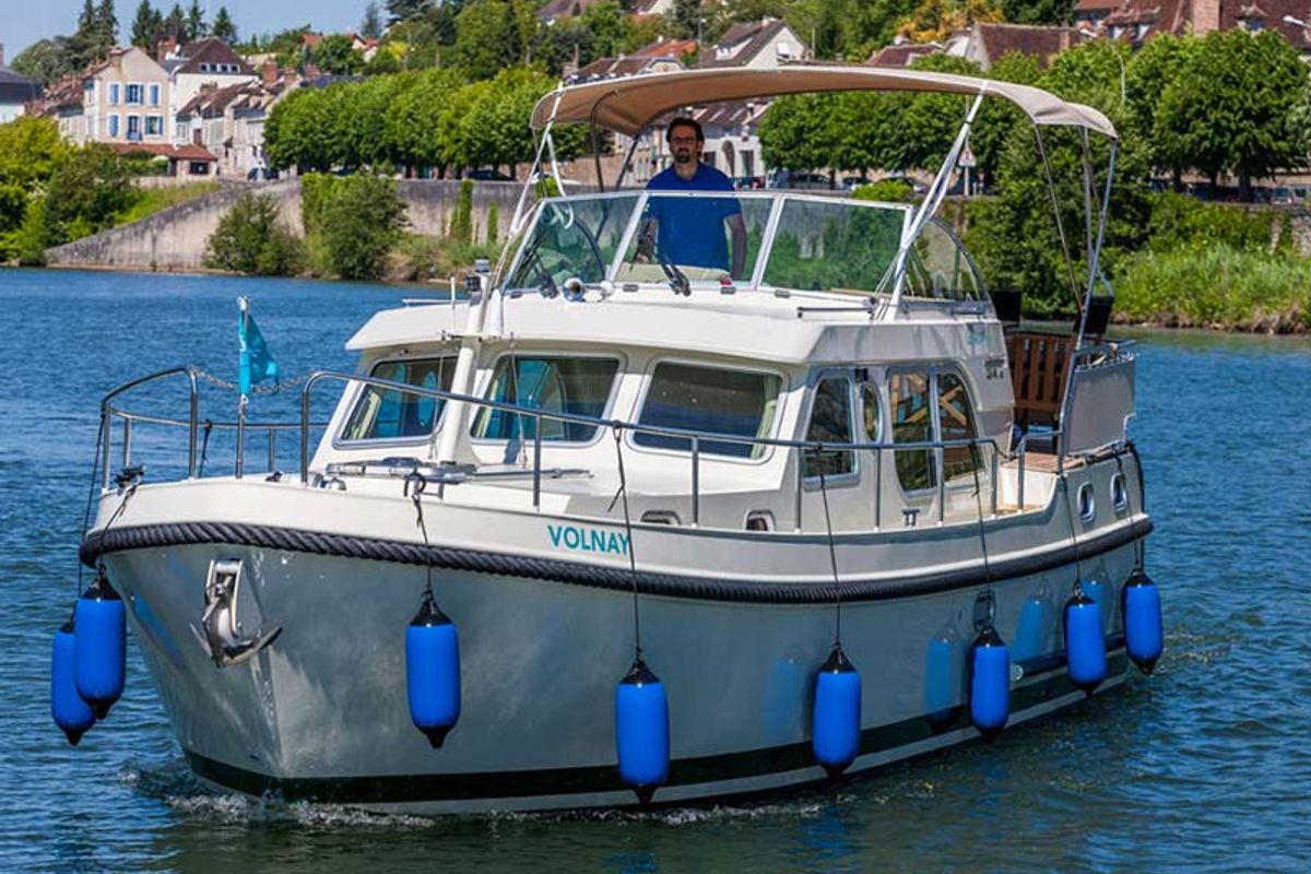 Exterior view of 349GS-12, a Linssen Grand Sturdy 34.9 motorboat at Scey-sur-Saône-et-Saint-Albin, France