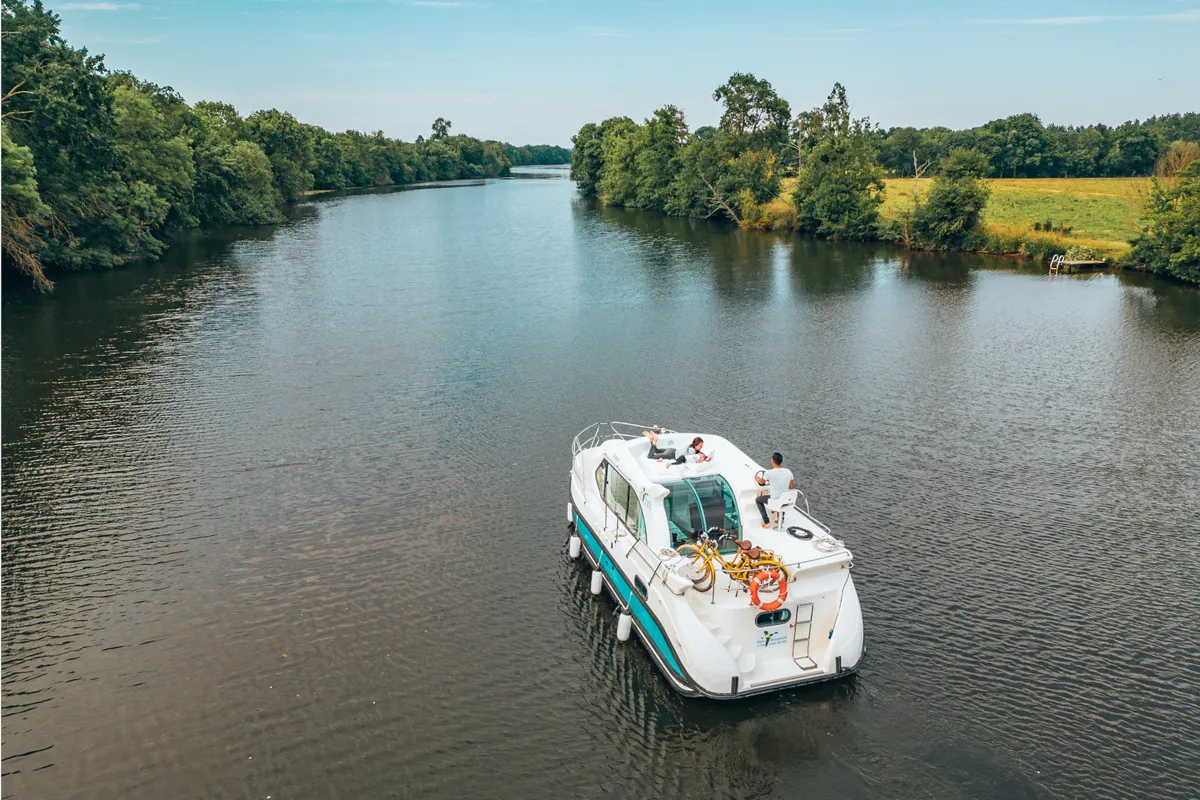 Exterior view of Allegro II, a Nicols Confort 900 DP motorboat at Grez-Neuville, France