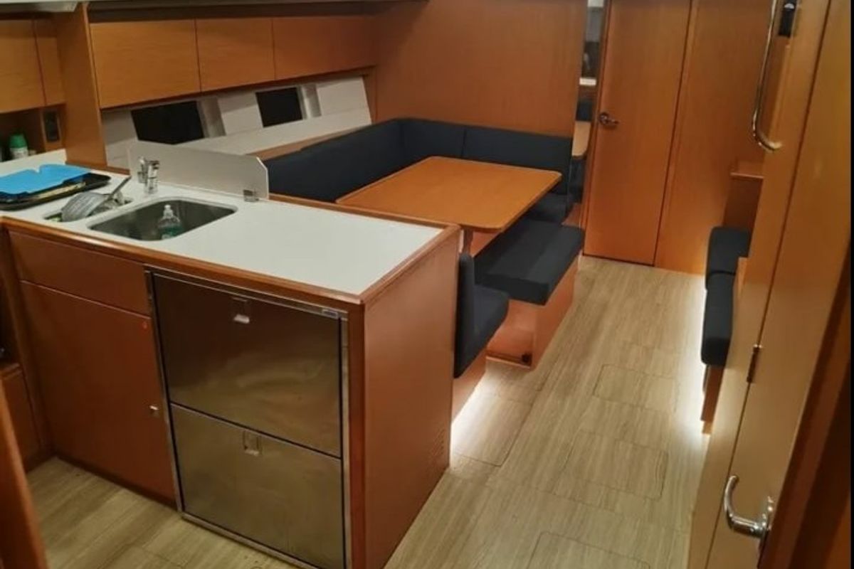 Salon of AF-C4523(II), a Bavaria C45 sailboat at Athens, Greece