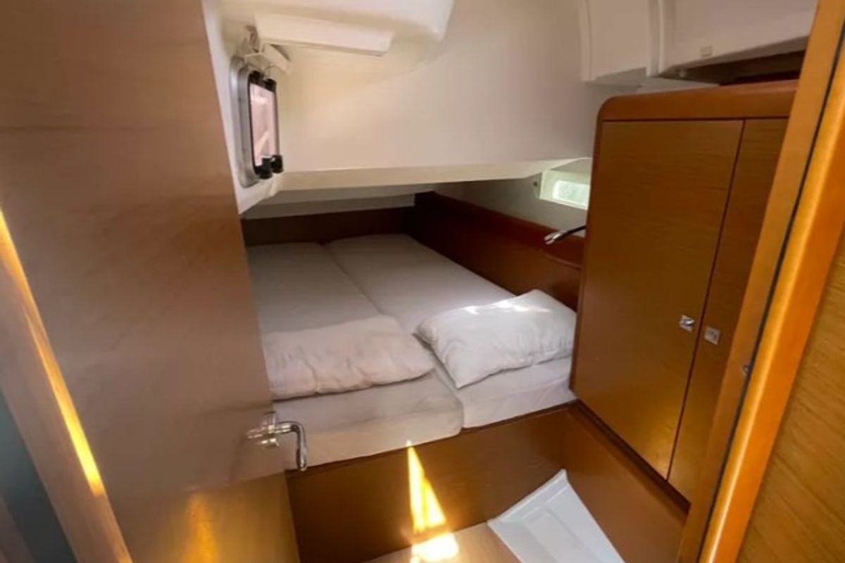 Cabin on Blueberry, a Jeanneau Sun Odyssey 419 sailboat at Parikia, Greece
