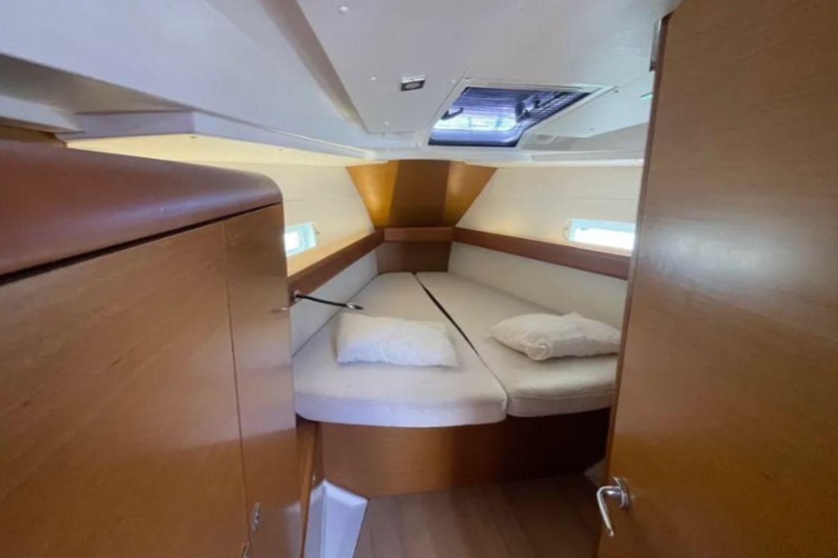 Cabin on Blueberry, a Jeanneau Sun Odyssey 419 sailboat at Parikia, Greece