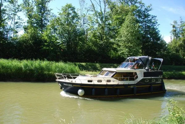 2515, a Consonant Consonant 1100 motorboat at Savoyeux, France
