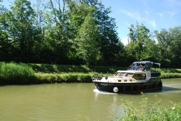 2515, a Consonant Consonant 1100 motorboat at Savoyeux, France