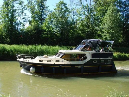 2515, a Consonant Consonant 1100 motorboat at Savoyeux, France