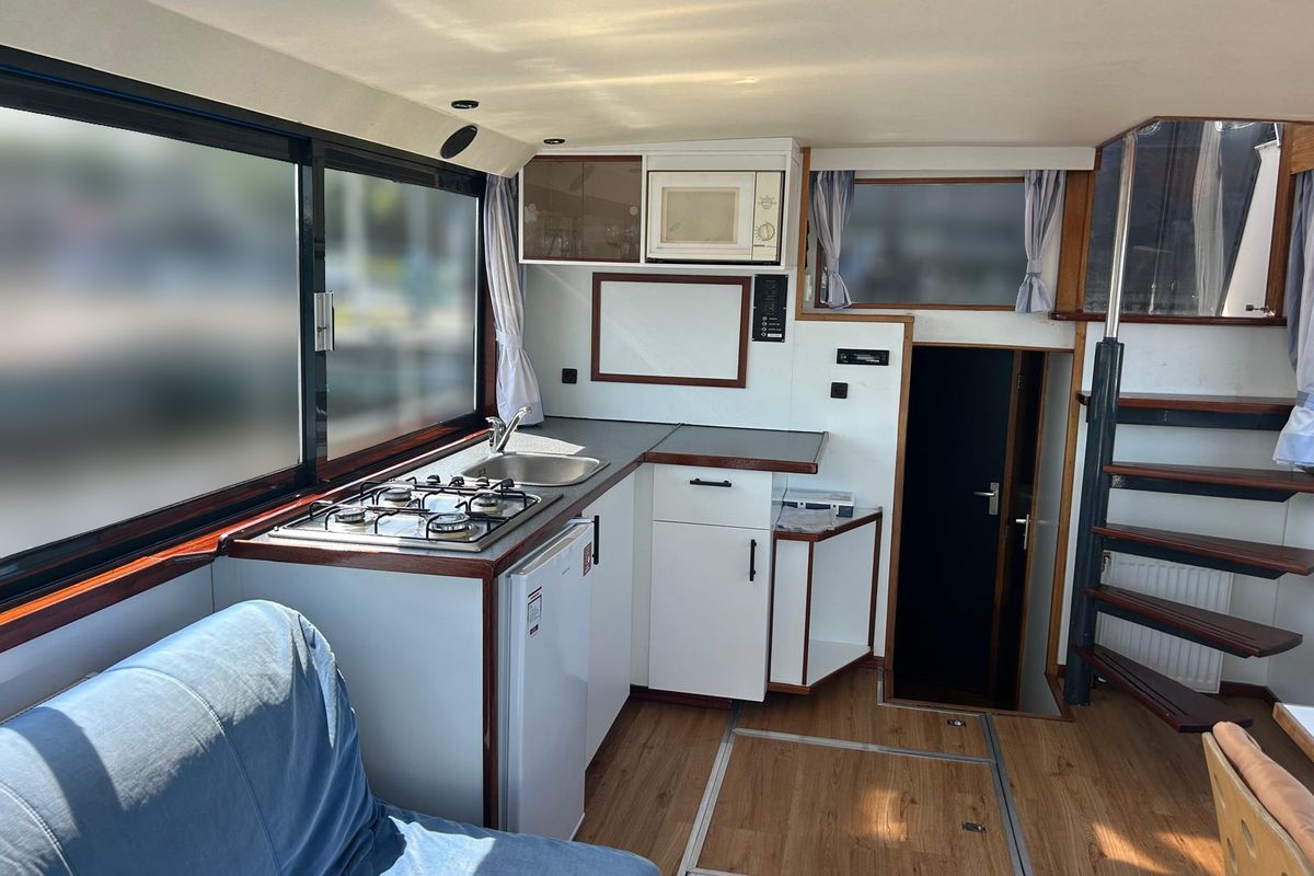 Galley of Queen, a De Drait Safari Houseboat 1050 motorboat at Drachten, Netherlands