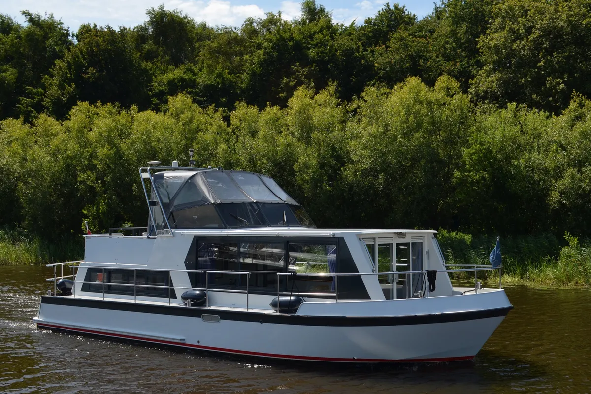 Exterior view of Queen, a De Drait Safari Houseboat 1050 motorboat at Drachten, Netherlands