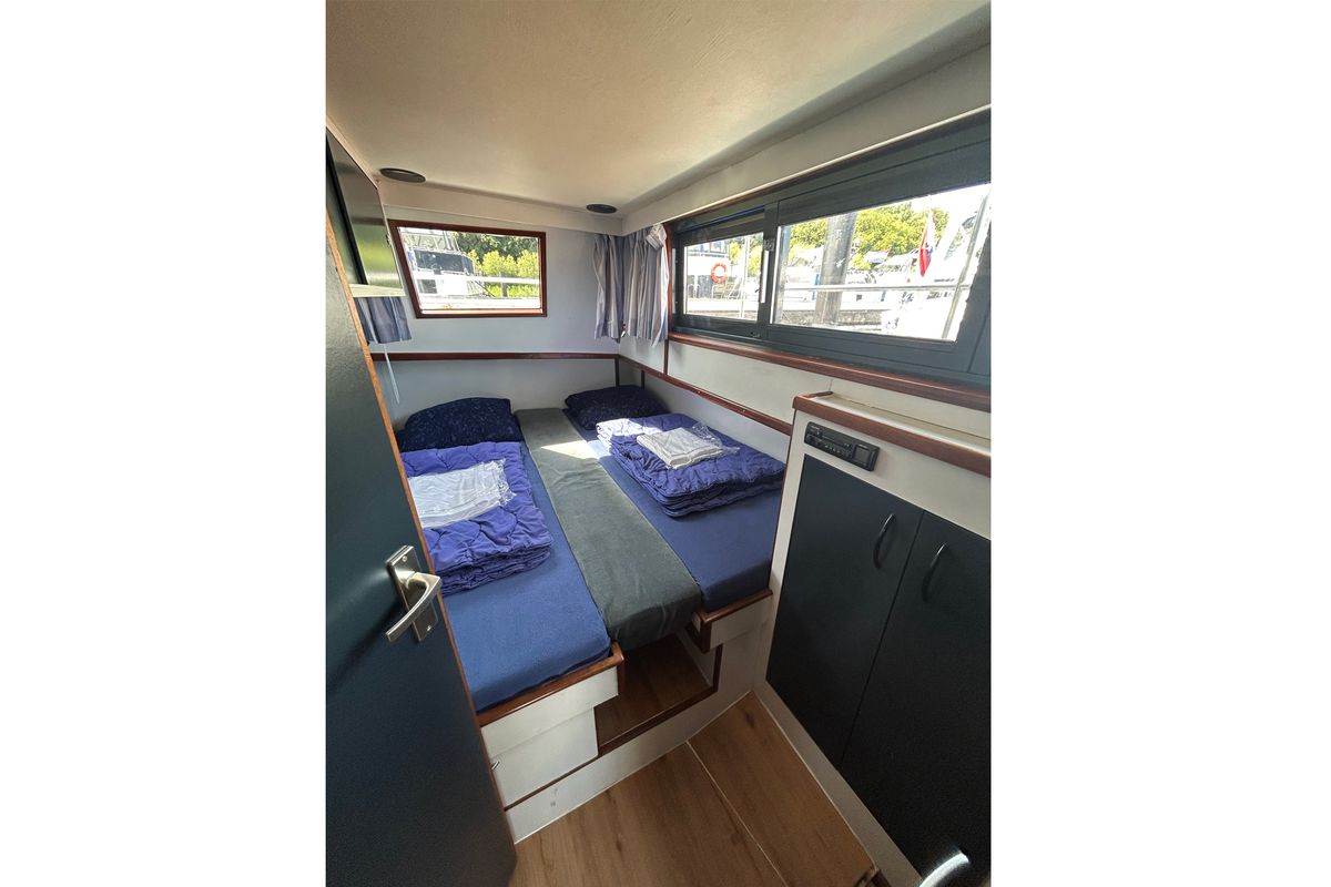 Cabin on Queen, a De Drait Safari Houseboat 1050 motorboat at Drachten, Netherlands