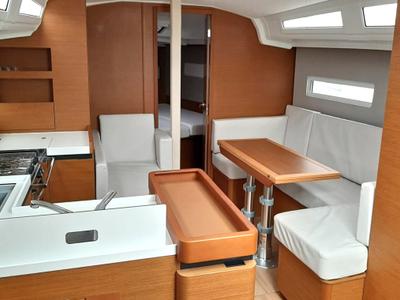 Salon of SARAVAH, a Jeanneau Sun Odyssey 410 sailboat at La Favière, France