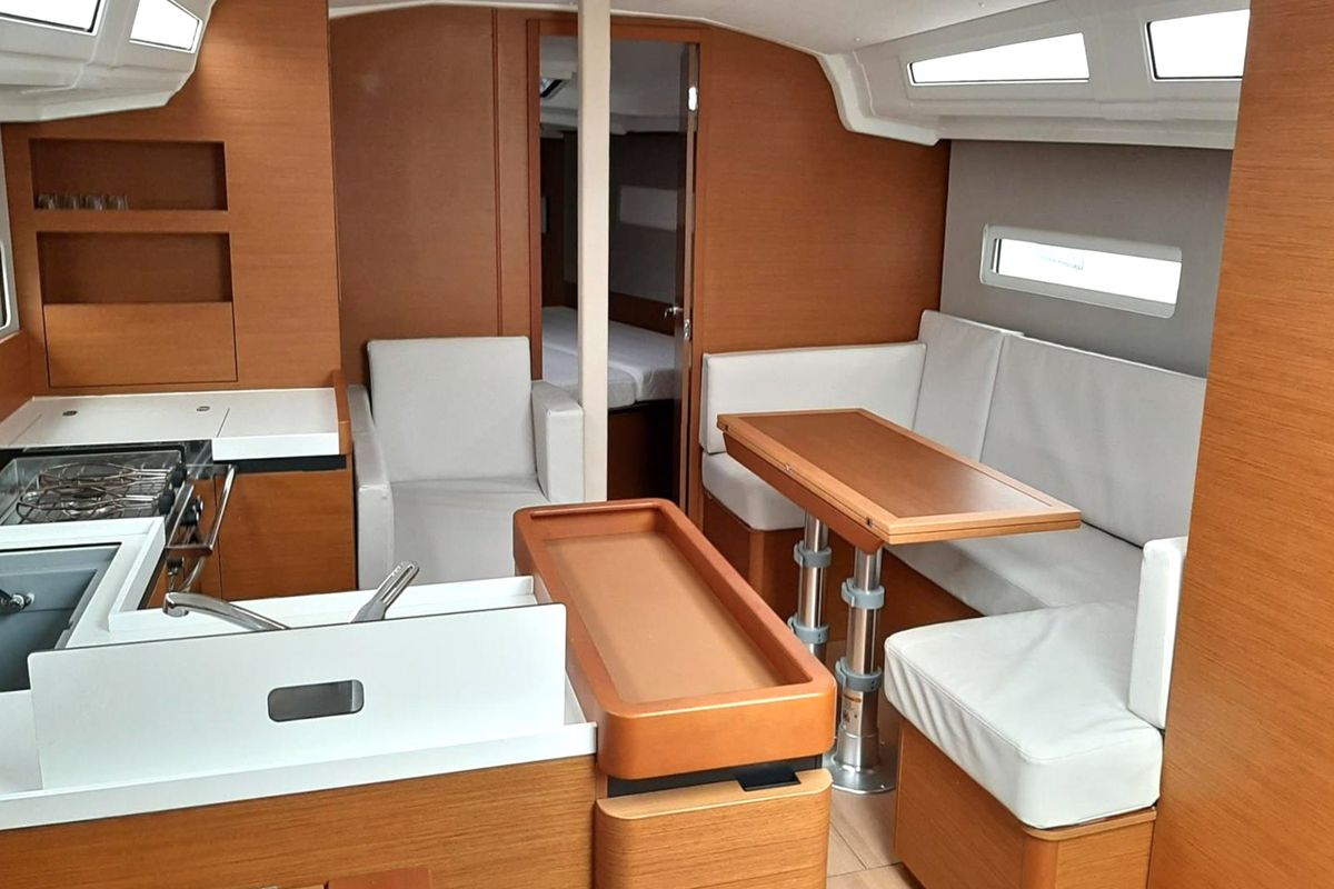 Salon of SARAVAH, a Jeanneau Sun Odyssey 410 sailboat at La Favière, France