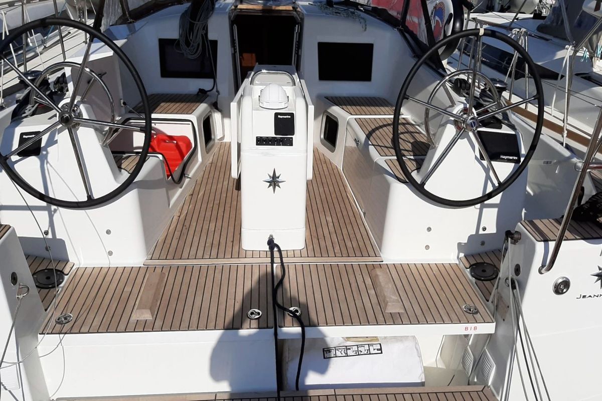 Cockpit of SARAVAH, a Jeanneau Sun Odyssey 410 sailboat at La Favière, France