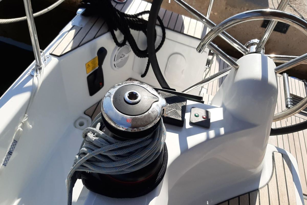 SARAVAH, a Jeanneau Sun Odyssey 410 sailboat at La Favière, France