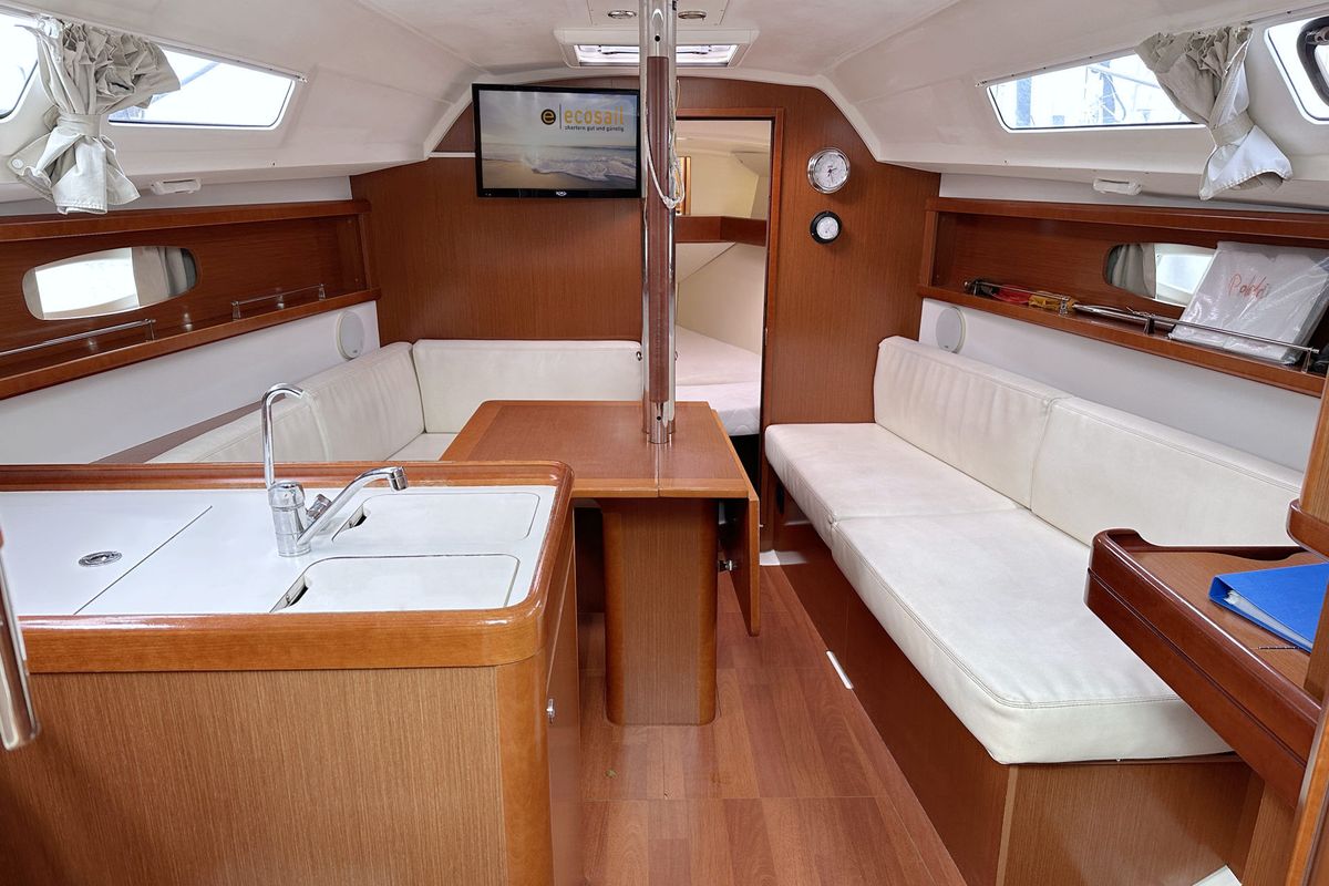 Salon of Poldi, a Beneteau Oceanis 31 sailboat at Heiligenhafen, Germany