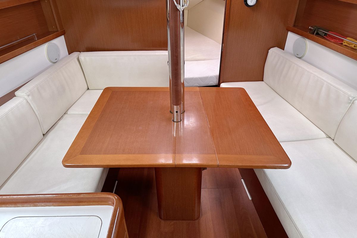 Salon of Poldi, a Beneteau Oceanis 31 sailboat at Heiligenhafen, Germany