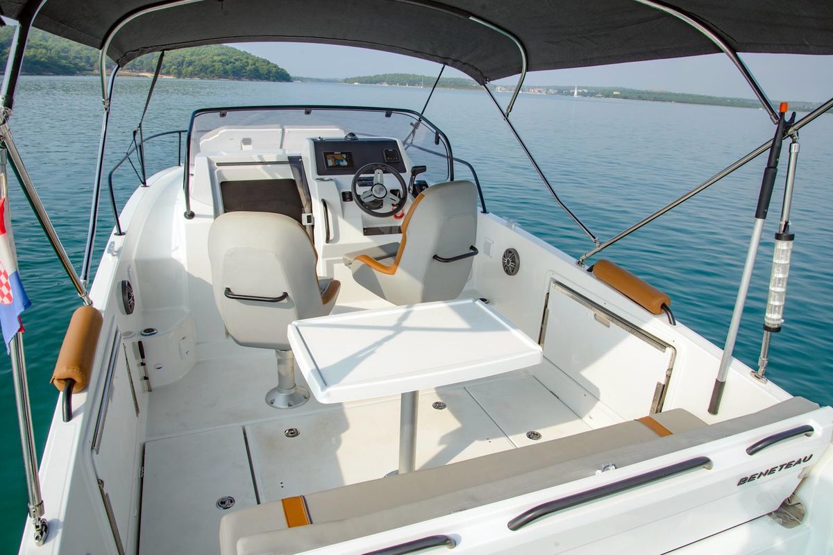 Deck of Beneteau Flyer 8, a Beneteau Flyer 8 SUNdeck motorboat at Grad Pula, Croatia
