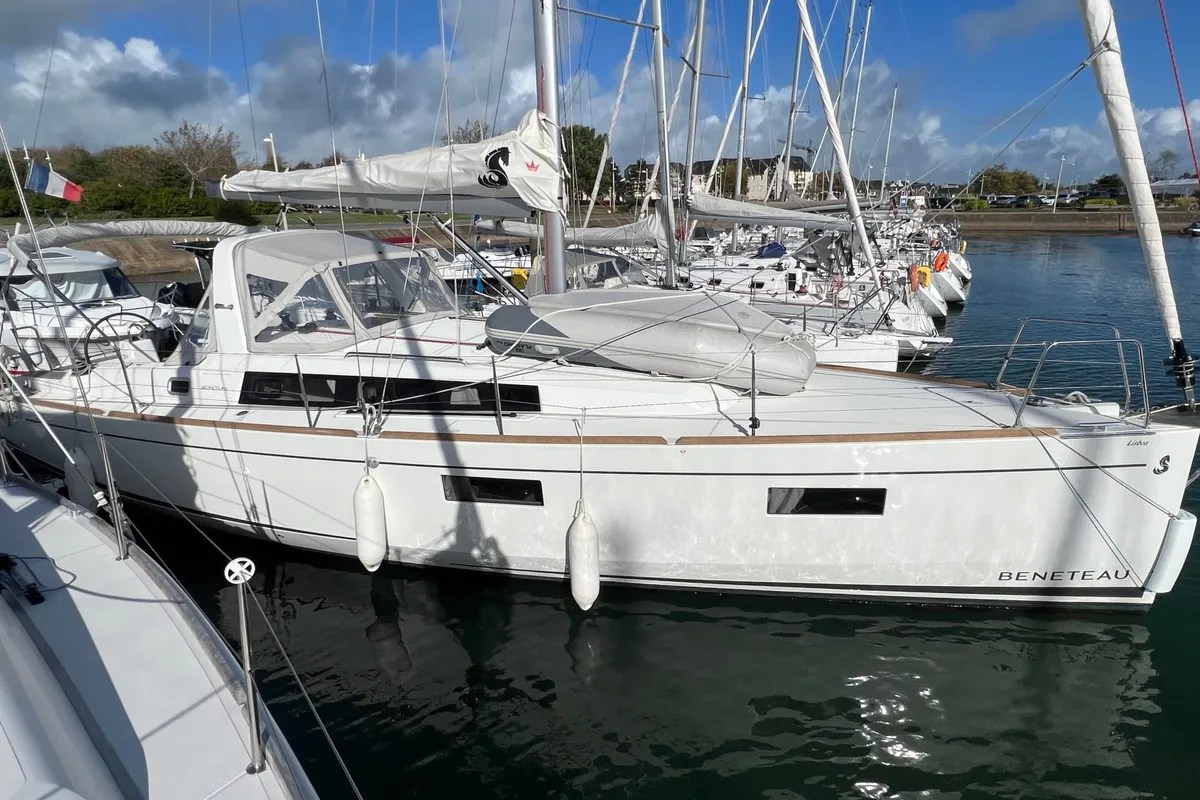 Exterior view of Houat Else, a Beneteau Oceanis 38 sailboat at Port Navalo, France
