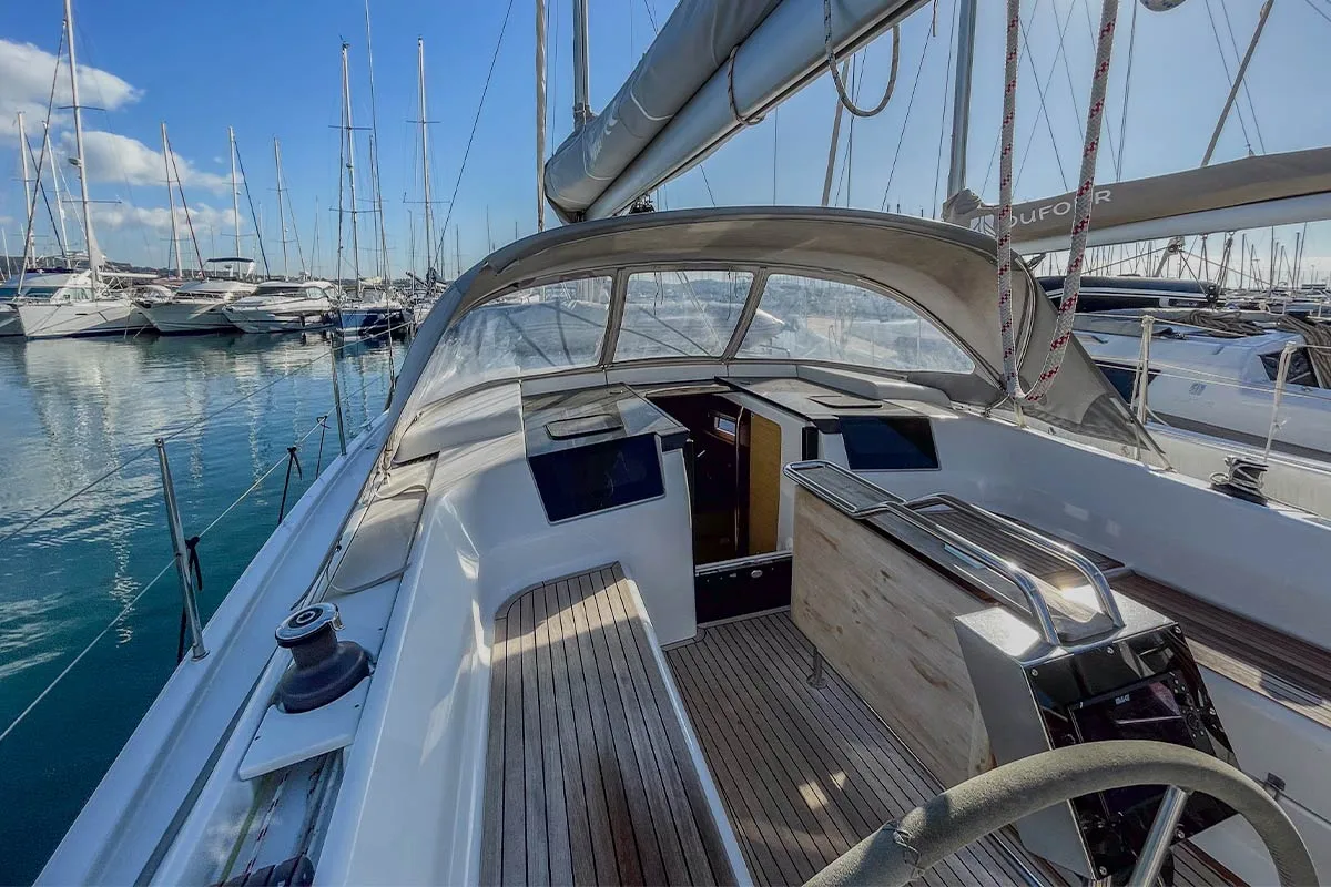 Cockpit of Pixtin, a Hanse Yachts Hanse 388 sailboat at Plan-d'Aups-Sainte-Baume, France
