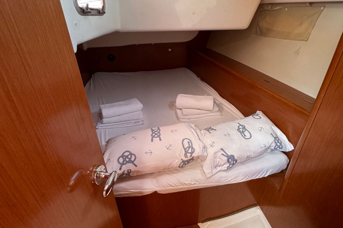 Cabin on Magnolia, a Beneteau Oceanis 43 sailboat at Općina Sukošan, Croatia