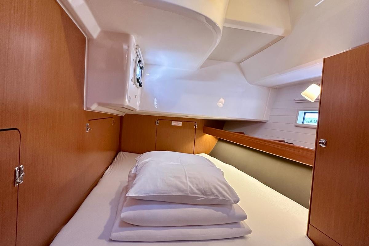 Cabin on Topaz, a Bavaria Cruiser 46 sailboat at Općina Sukošan, Croatia