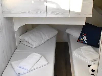 Cabin on Horizon 5 - Premier 8, a Cygnet Horizon 5 motorboat at Migennes, France