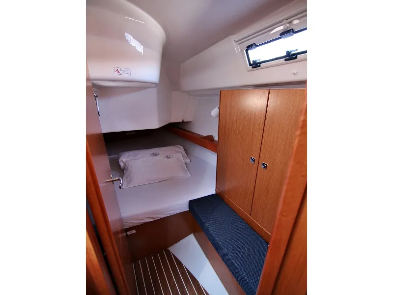 Cabin on Vita, a Bavaria Cruiser 34 sailboat at Općina Sukošan, Croatia