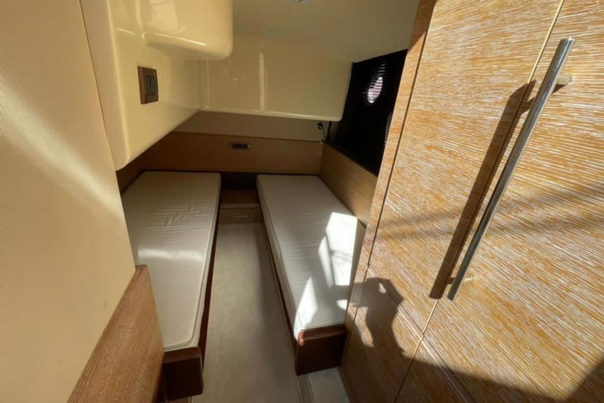 Cabin on Kecalu, a Azimut 47 motorboat at Primošten, Croatia