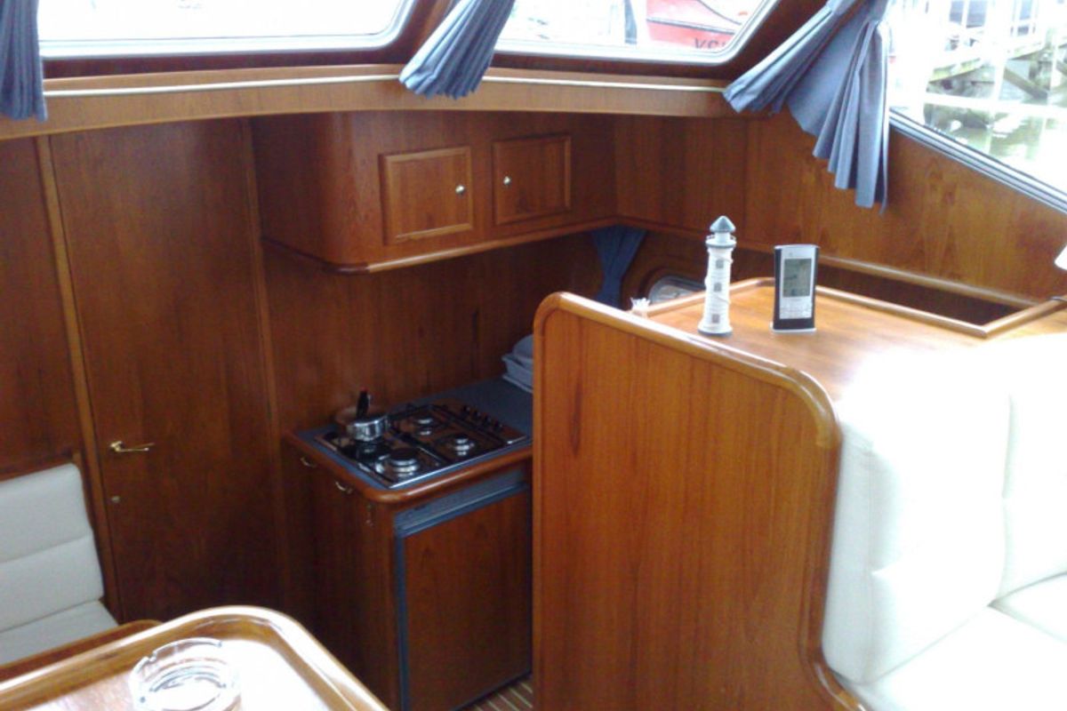 Salon of Mercurius, a De Drait Advantage 42 motorboat at Heukelum, Netherlands