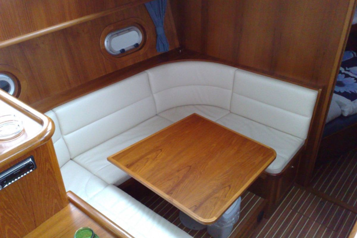 Galley of Mercurius, a De Drait Advantage 42 motorboat at Heukelum, Netherlands