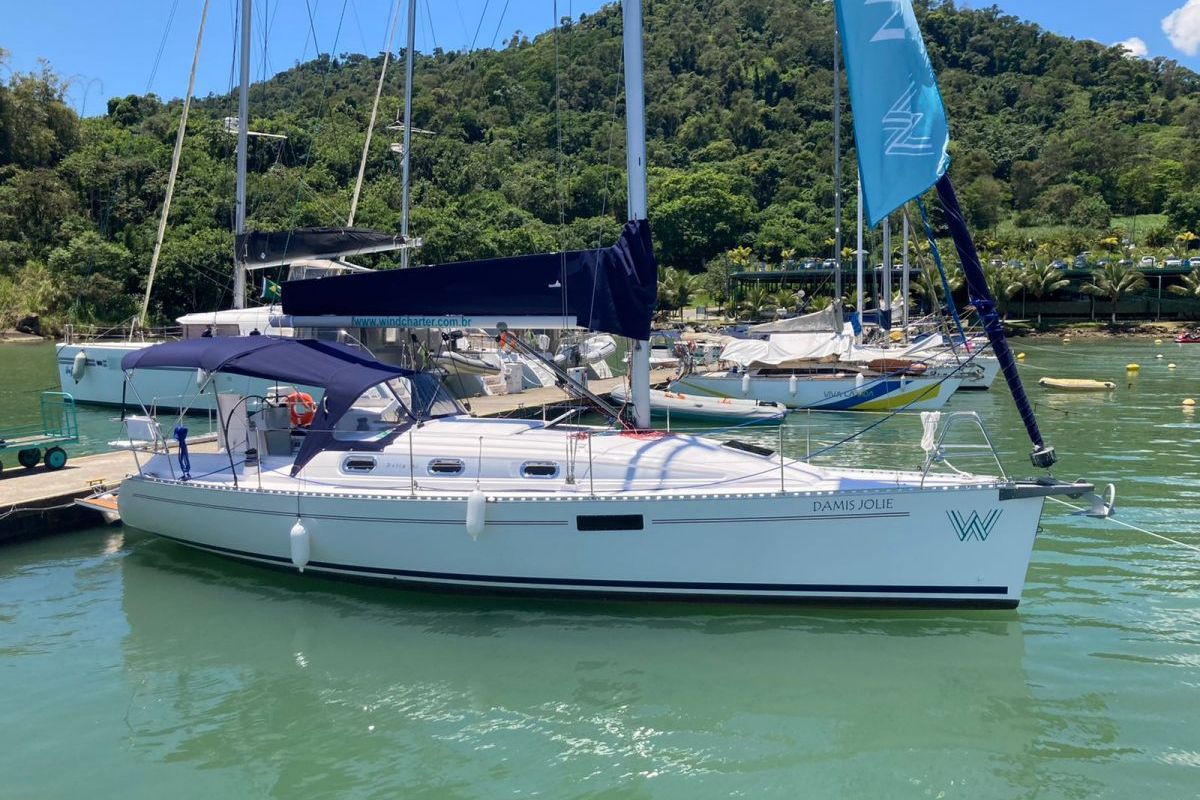 Exterior view of Damis Jolie, a Delta 365 sailboat at Paraty, Brazil