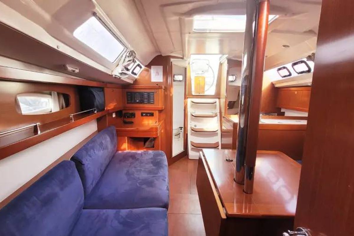Salon of Perig, a Beneteau Oceanis 31 sailboat at Saint-Cast-le-Guildo, France