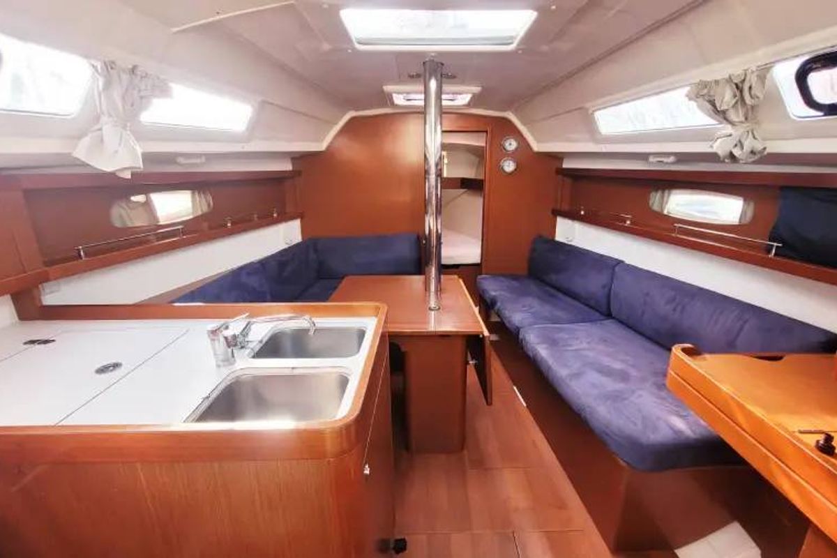 Galley of Perig, a Beneteau Oceanis 31 sailboat at Saint-Cast-le-Guildo, France