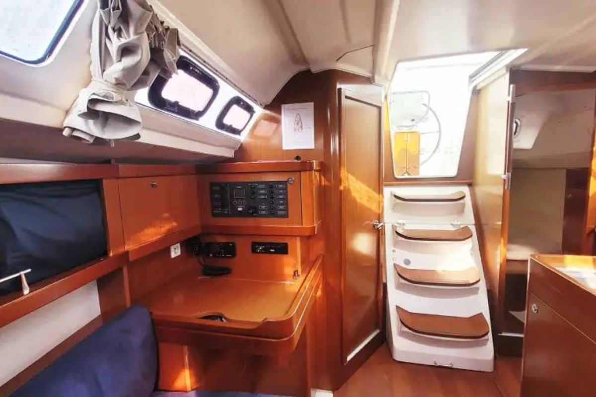Salon of Perig, a Beneteau Oceanis 31 sailboat at Saint-Cast-le-Guildo, France