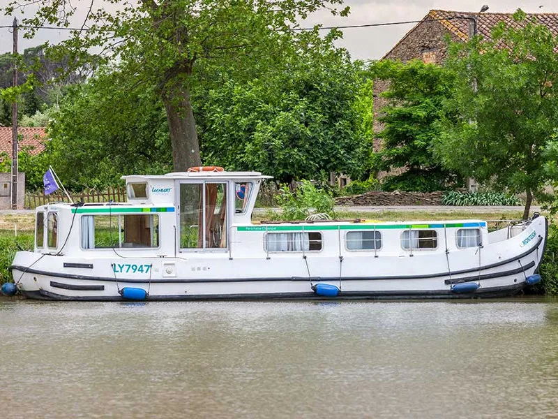 Exterior view of 1107W-144, a Pénichette 1107 motorboat at Saint-Martin-sur-Oust, France