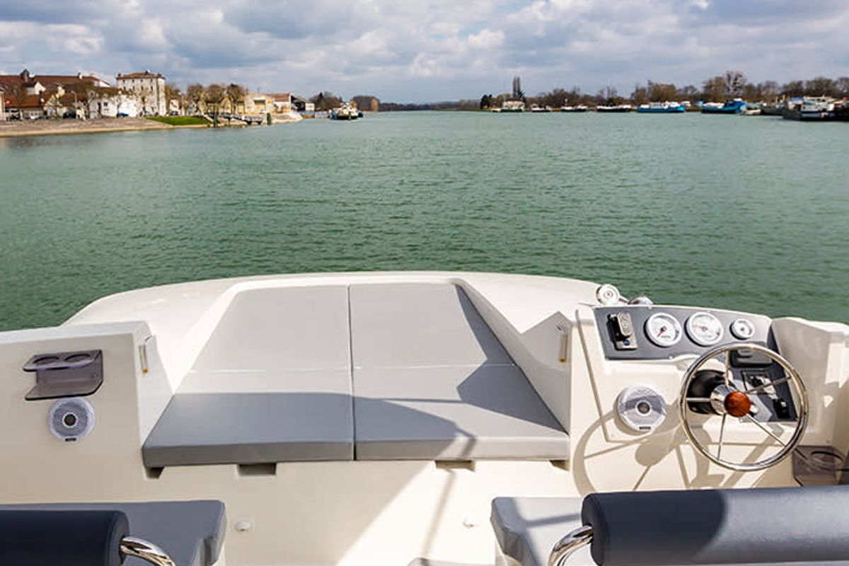 Cockpit of Horizon 2 - Premier 15, a Cygnet Horizon 2 motorboat at Portiragnes, France