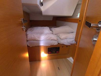 Cabin on Hispania Mare, a Jeanneau Sun Odyssey 509 sailboat at Dénia, Spain