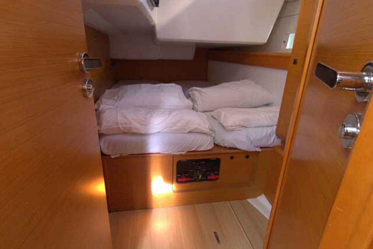 Cabin on Hispania Mare, a Jeanneau Sun Odyssey 509 sailboat at Dénia, Spain