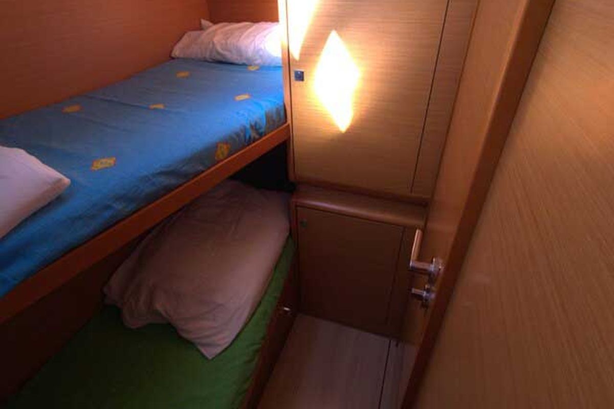 Cabin on Hispania Mare, a Jeanneau Sun Odyssey 509 sailboat at Dénia, Spain