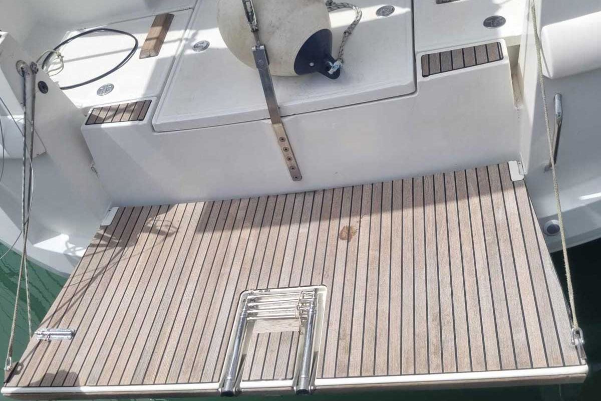 Exterior view of Hispania Mare, a Jeanneau Sun Odyssey 509 sailboat at Dénia, Spain