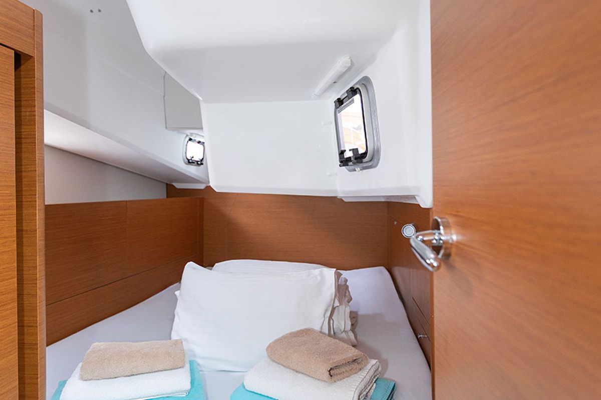 Cabin on Oskar, a Jeanneau Sun Odyssey 410 sailboat at Primošten, Croatia
