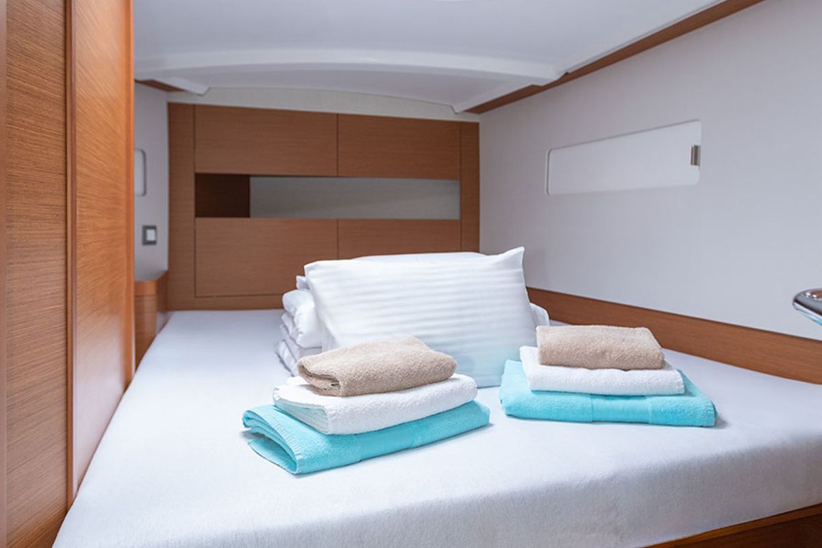 Cabin on Oskar, a Jeanneau Sun Odyssey 410 sailboat at Primošten, Croatia