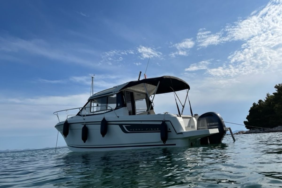Exterior view of no name, a Jeanneau Merry Fisher 695 motorboat at Općina Sukošan, Croatia