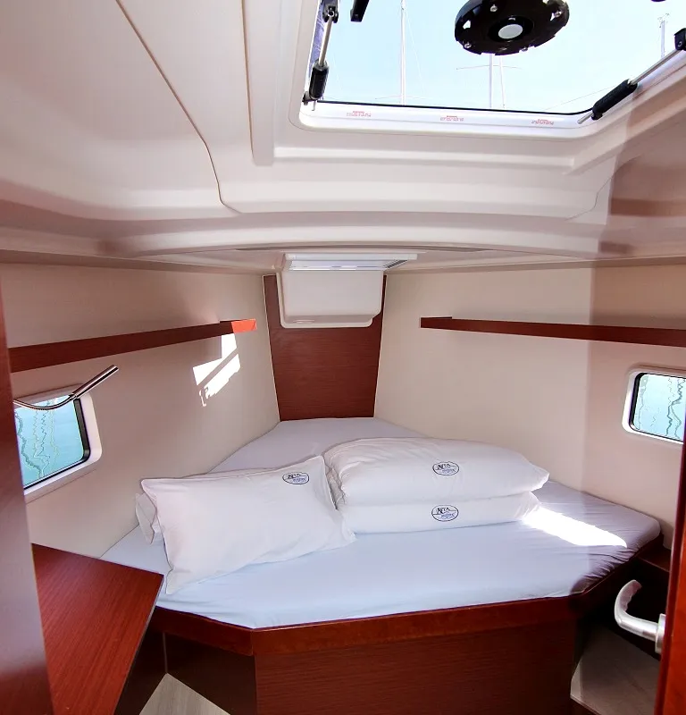 Cabin on Eva, a Hanse Yachts Hanse 418 sailboat at Općina Sukošan, Croatia