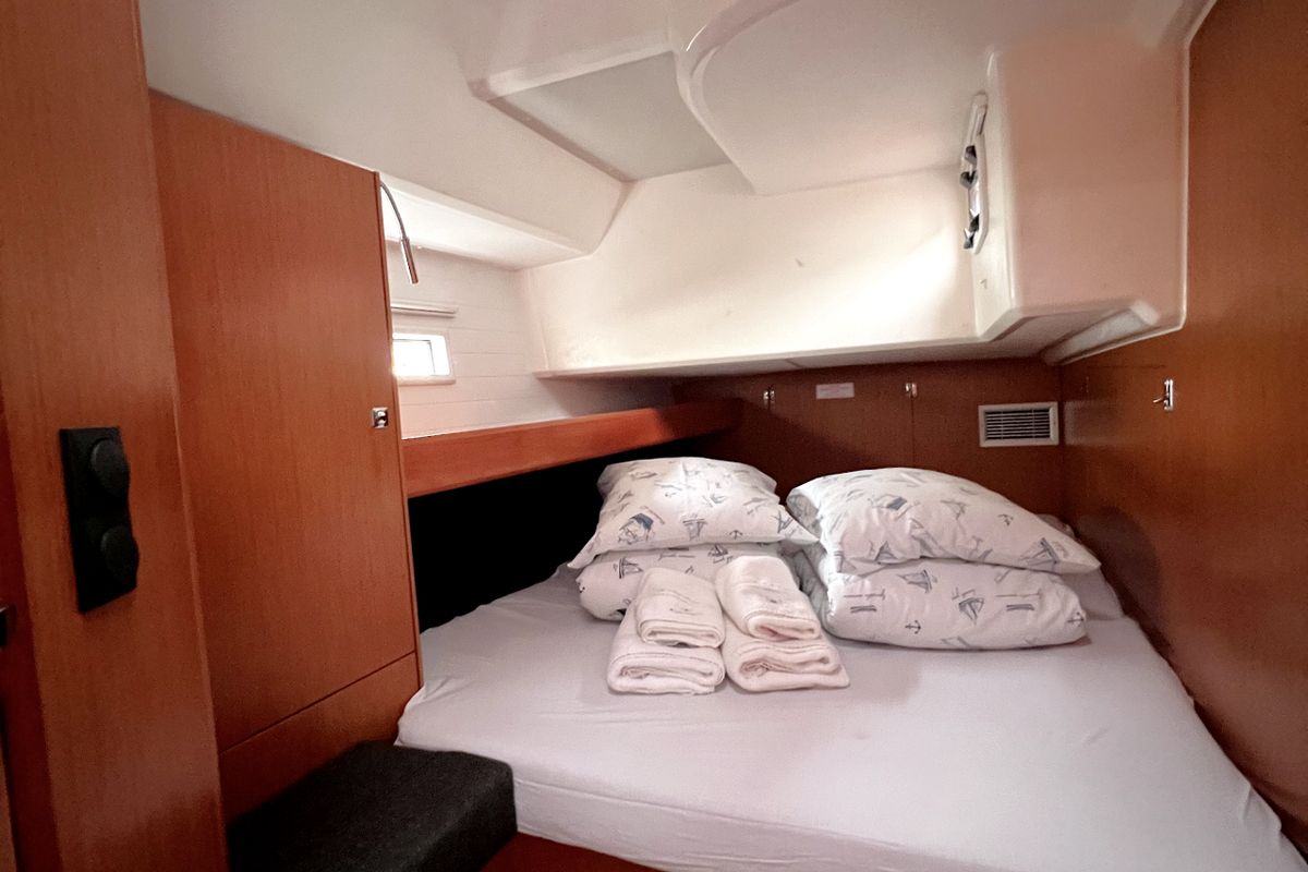 Cabin on Sailuxe - Gloria, a Bavaria Cruiser 46 sailboat at Grad Kaštela, Croatia