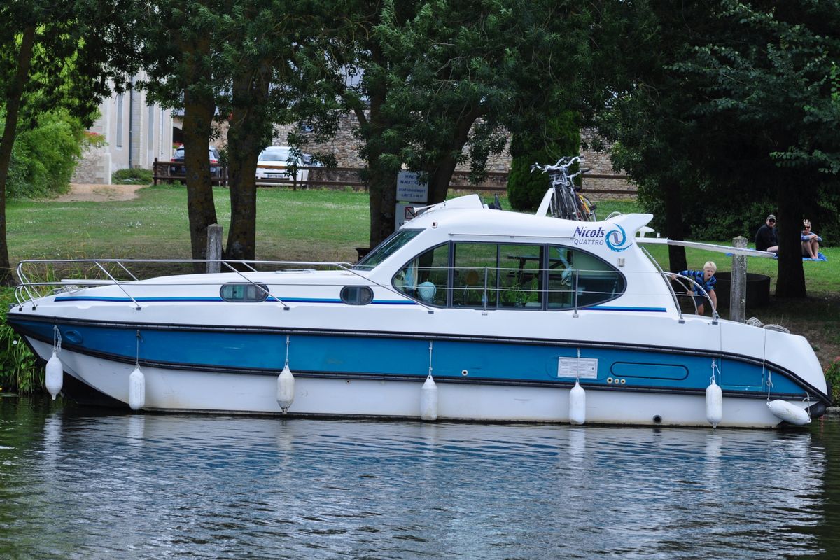 Exterior view of Maestro, a Nicols Estivale Quattro motorboat at Grez-Neuville, France
