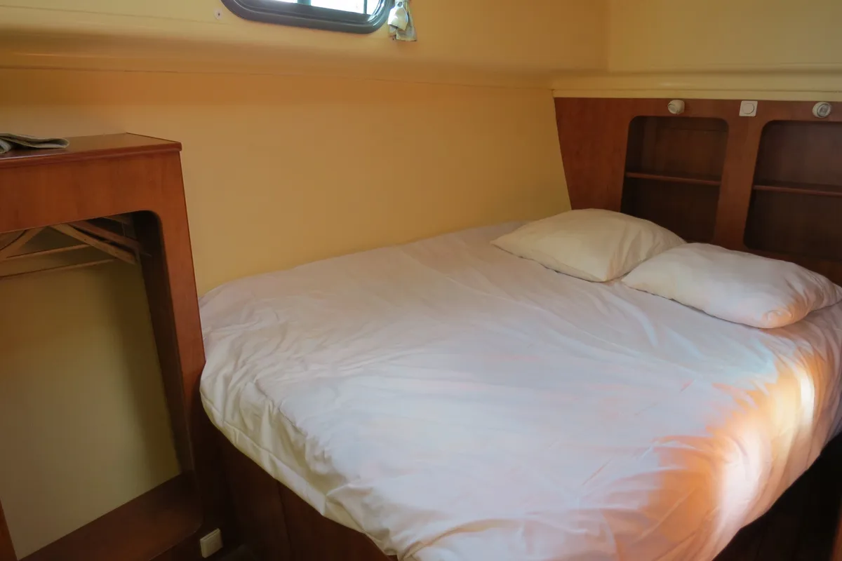 Cabin on Maestro, a Nicols Estivale Quattro motorboat at Grez-Neuville, France