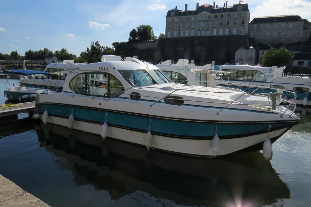 Exterior view of Maestro, a Nicols Estivale Quattro motorboat at Grez-Neuville, France