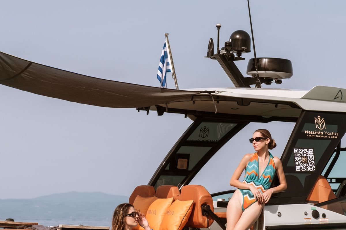 Deck of Amelia, a Saxdor Yachts Saxdor 320 GTO motorboat at Municipality of Kalamata, Greece