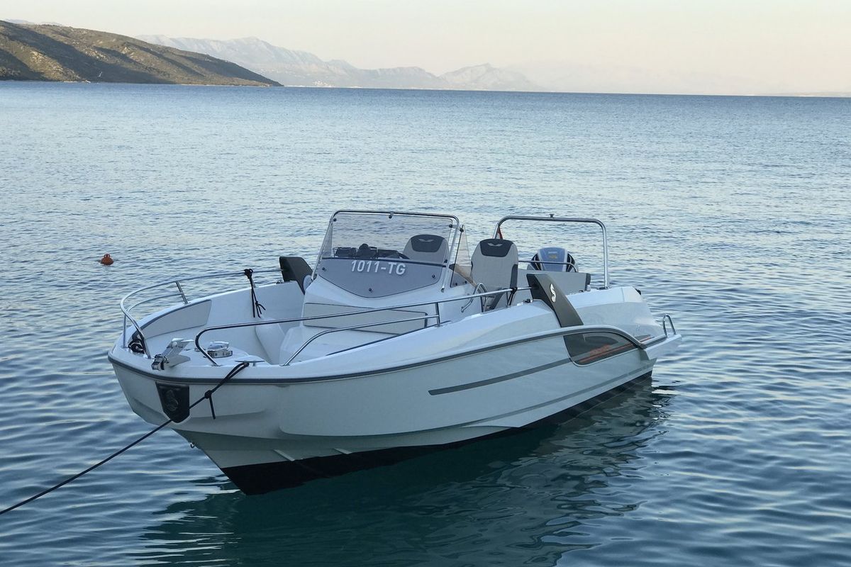 Beneath Flyer 7.7 Space Deck, a Beneteau Flyer 7.7 Space Deck motorboat at Grad Trogir, Croatia